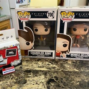Funko Pop Friends Chandler Bing & Monica Geller Figures